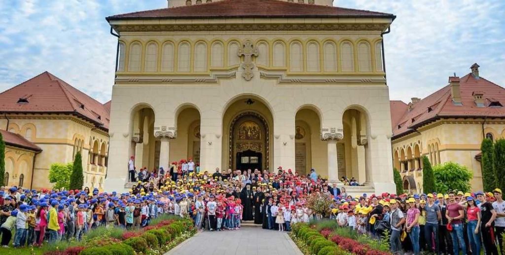 Arhiepiscopul Alba Iuliei oferă burse din economiile sale