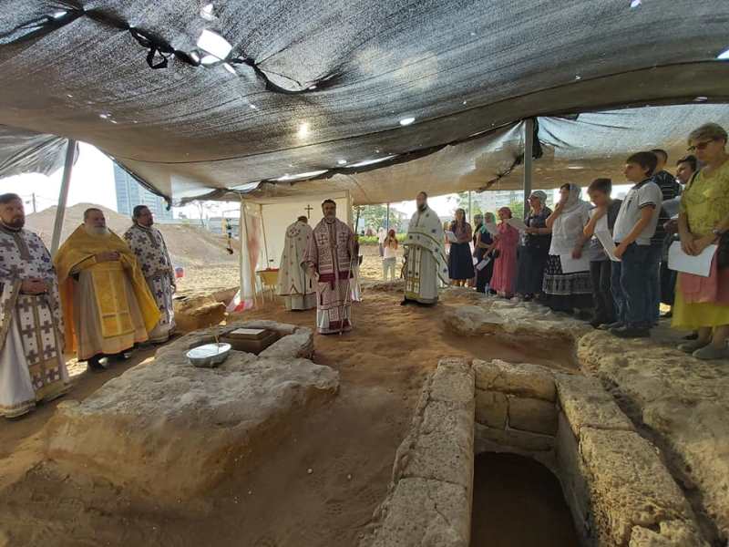 EPISCOPAL LITURGY AT THE RUINS OF A 5TH CENTURY BYZANTINE CHURCH IN THE ISRAELI CITY ASHDOD (ANCIENT COASTAL AZOTOS)