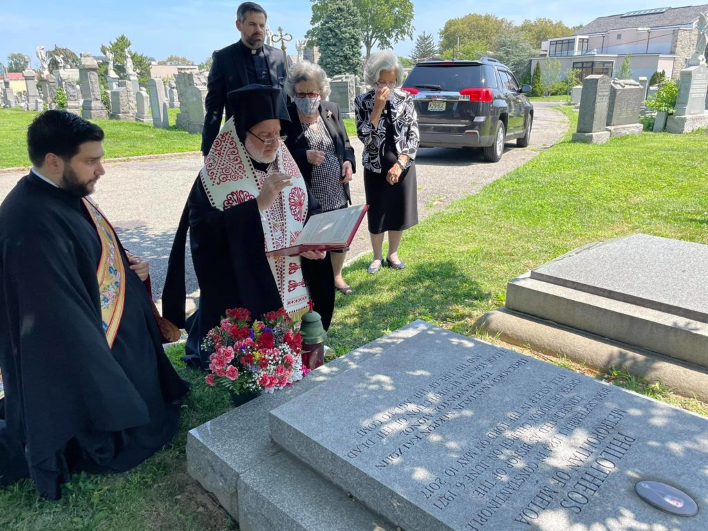 ΗΠΑ: Τρισάγιο στον τάφο του μακαριστού Μητροπολίτη Μελόης κυρού Φιλοθέου