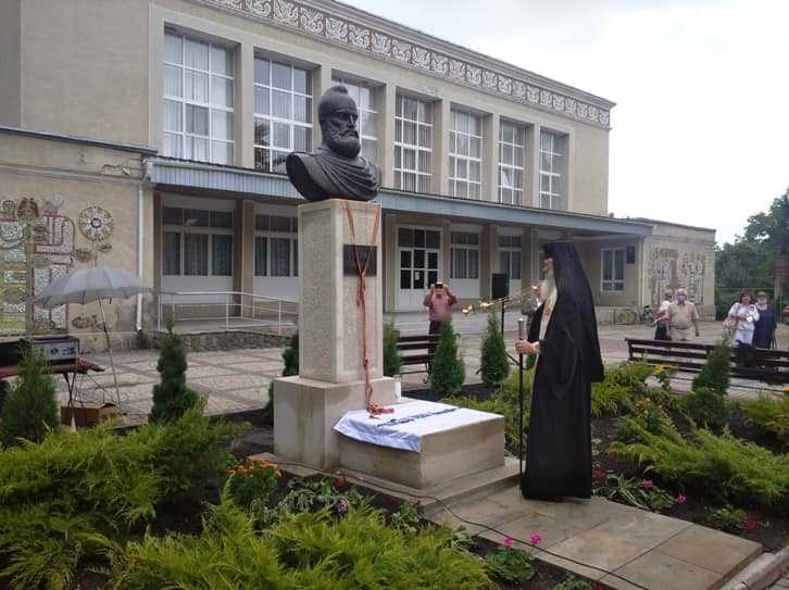 Bustul lui Decebal a fost inaugurat la Edineţ
