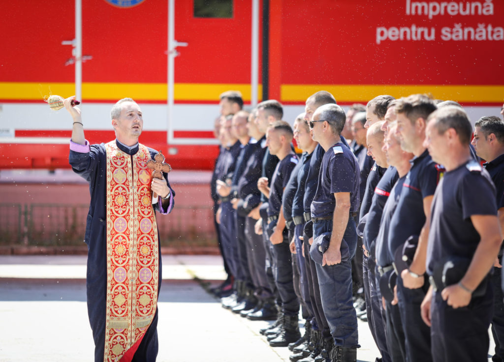 Τέλεσαν τον Αγιασμό και έρχονται Ελλάδα οι Ρουμάνοι πυροσβέστες