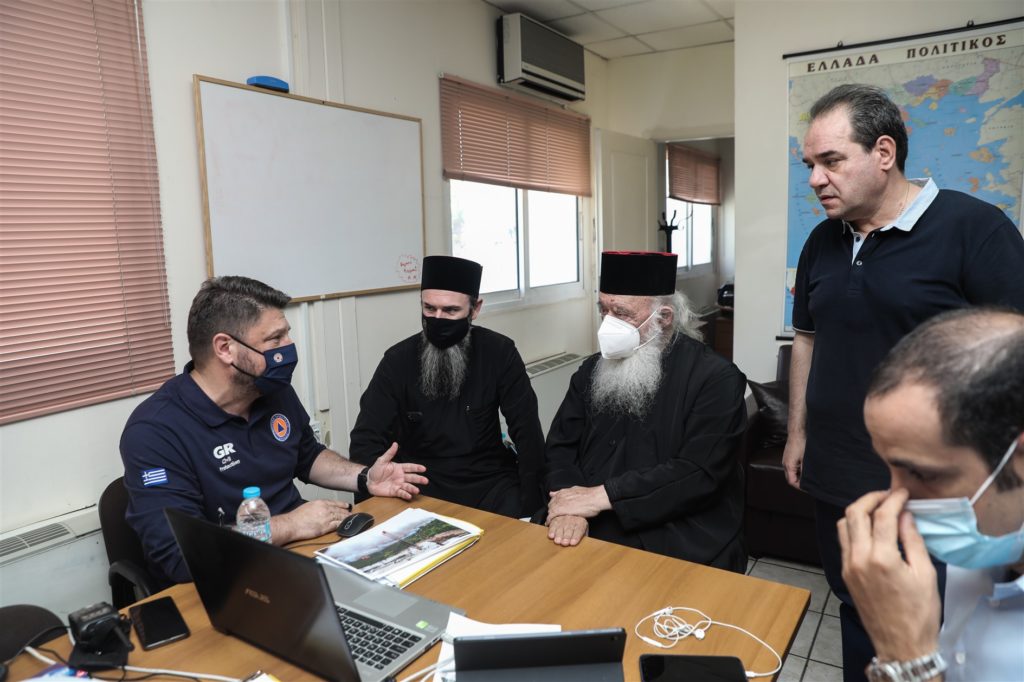 Ο Αρχιεπίσκοπος στο Συντονιστικό Κέντρο της Πυροσβεστικής