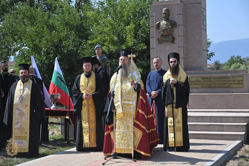 Негово Високопреосвещенство митрополит Николай освети новия паметник на ген. Брок в Пазарджик