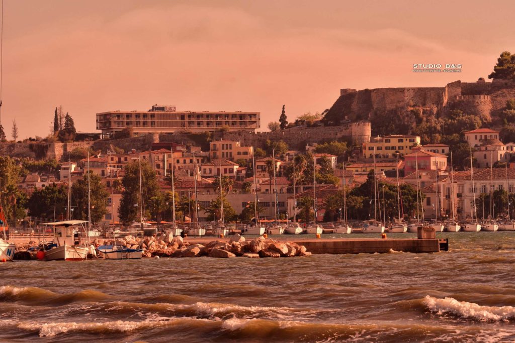 Κατακόκκινο το τοπίο στο Ναύπλιο απο την κάπνα