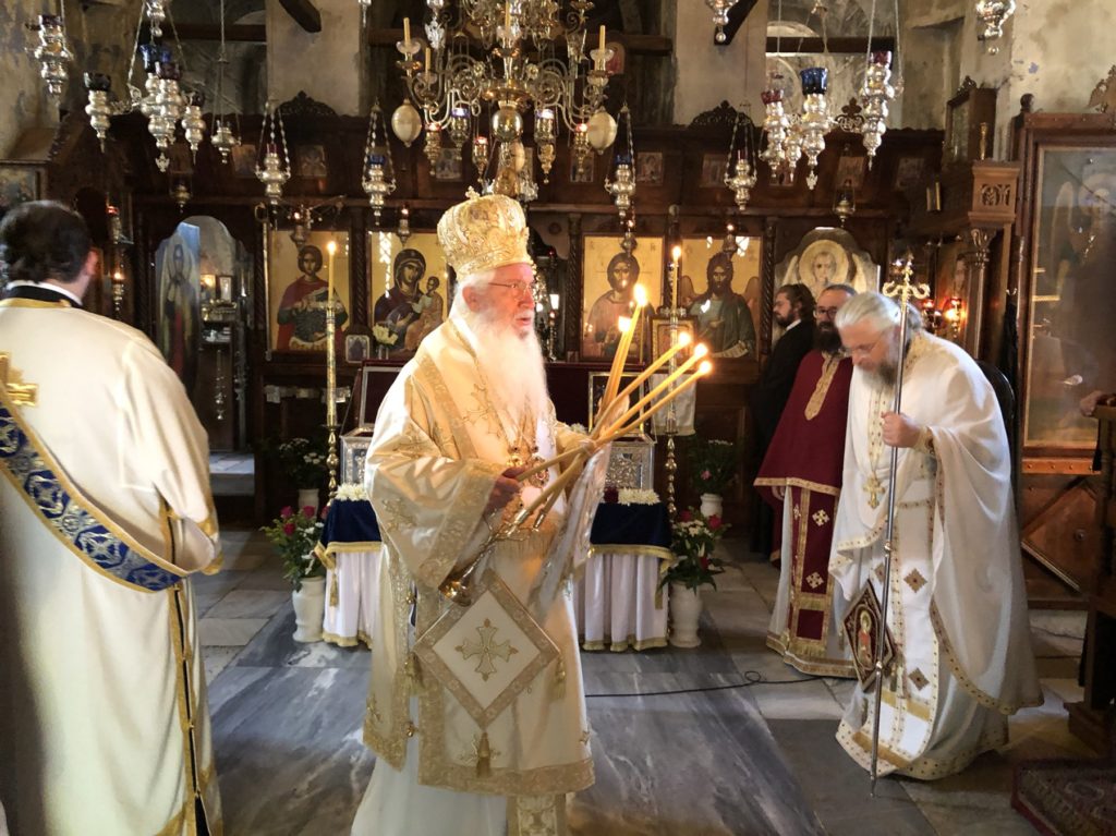 Χειροτονία πρεσβυτέρου από τον Μητροπολίτη Θηβών