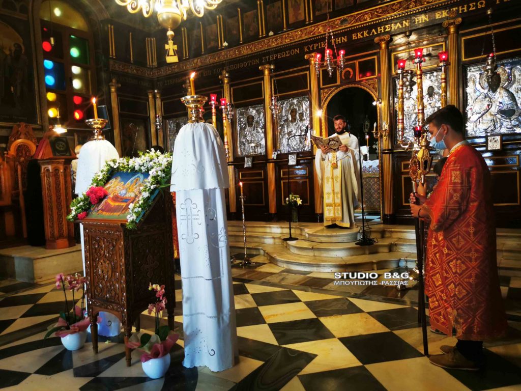 Το Πάσχα του καλοκαιριού στον ιερό ναό Αγίας Τριάδος Ναυπλίου
