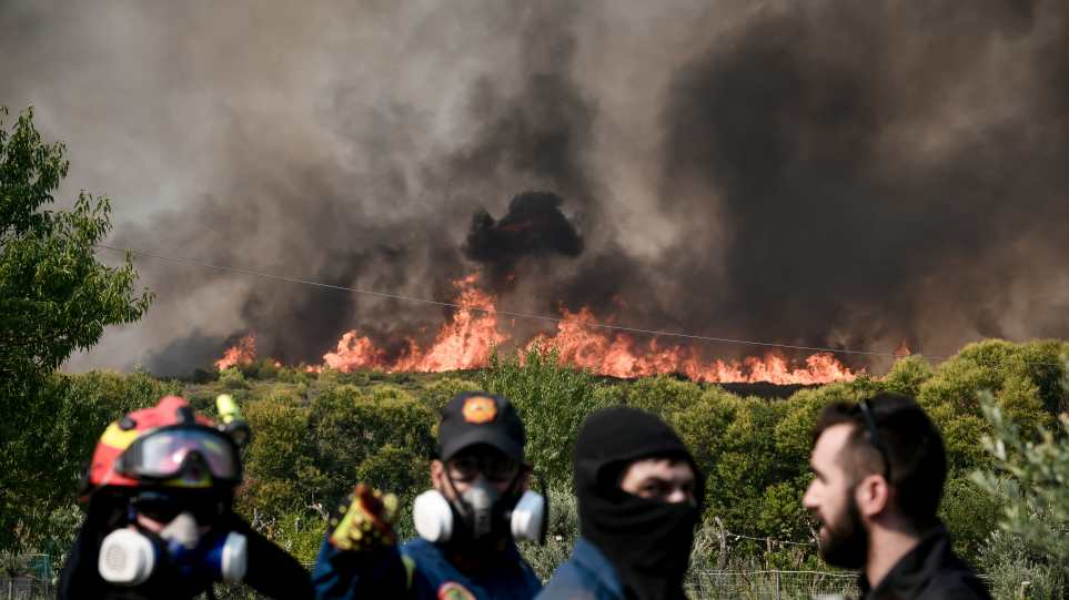 Μάχη με τις αναζωπυρώσεις, βοήθεια από 23 χώρες και 55 ανοιχτά μέτωπα – Η εκκλησία στο πλευρό των πληγέντων