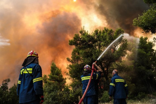 Σε πύρινο κλοιό όλη η χώρα – Ανεξέλεγκτες πυρκαγιές σε όλη την Επικράτεια – Καίγονται οικισμοί