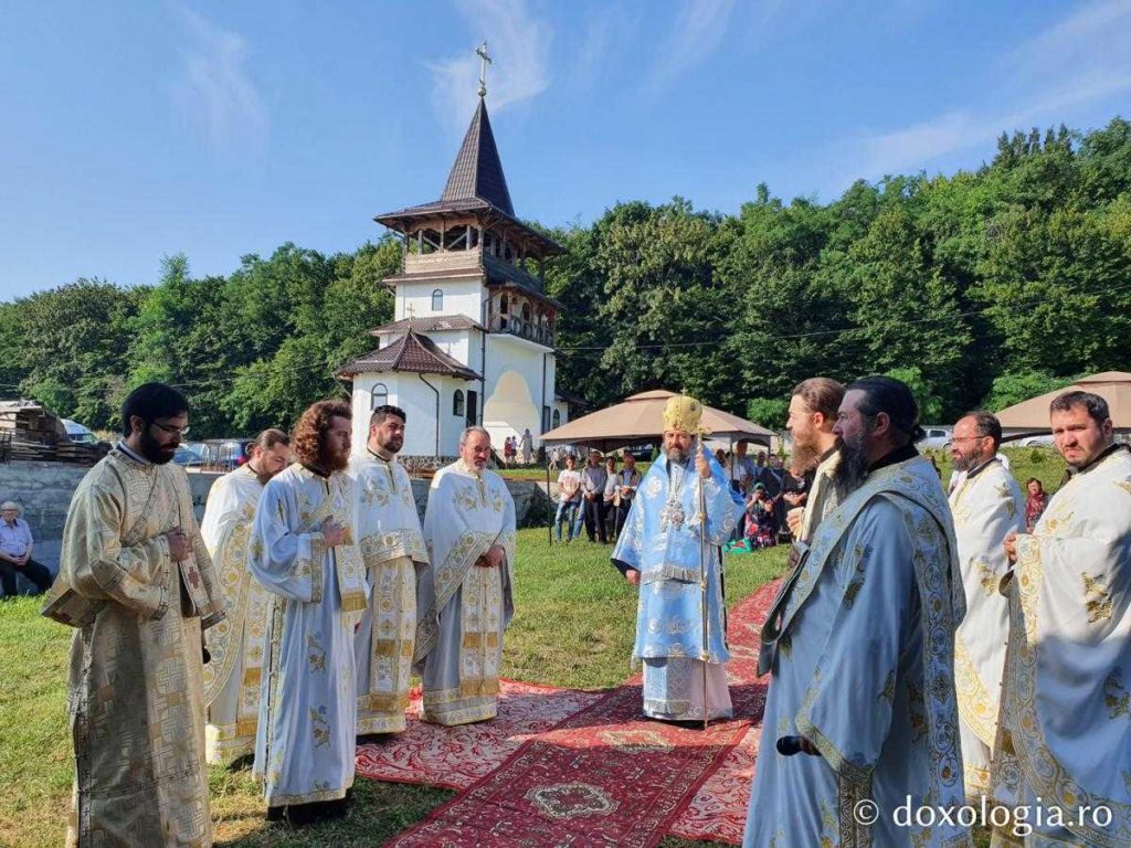 Nădejdea sfinților ține lumea și face ca în poporul nostru să mai strălucească încă lumina credinței: PS Nichifor