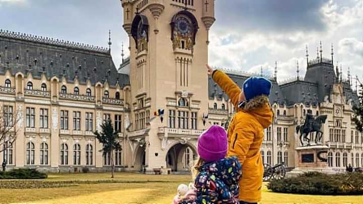 Parohia Sf. Haralambie din Iași le face pașaport unor elevi basarabeni, ca să ajungă la Teiul lui Eminescu din Copou