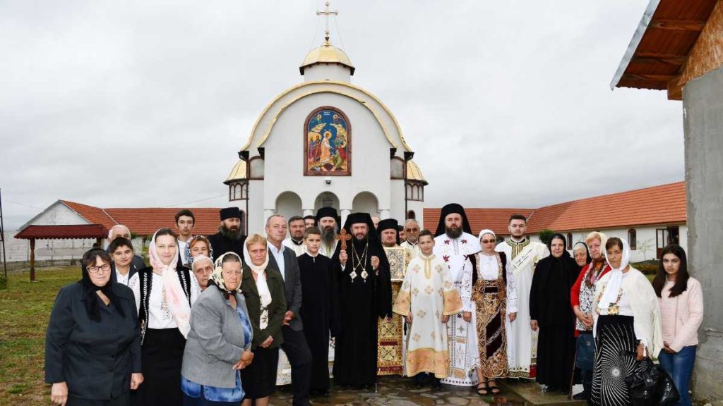 PS Lucian a sfințit pictura unui așezământ unic în Banat: „Țara Almăjului” unește liturghia cu filantropia