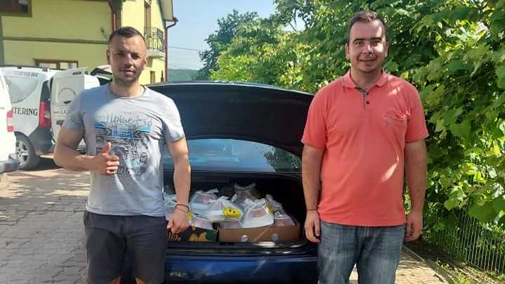 Un doctor în Teologie și un proprietar de restaurant din Darabani hrănesc săptămânal 90 de persoane vulnerabile