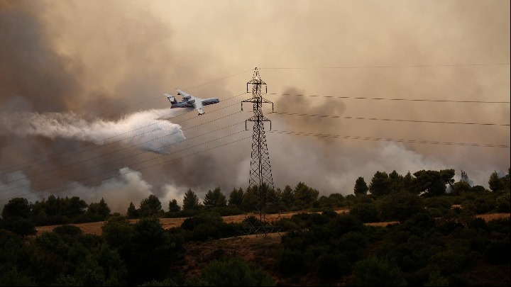Εκκενώνεται η Βαρυμπόμπη λόγω πυρκαγιάς – Έκλεισε η Αθηνών-Λαμίας