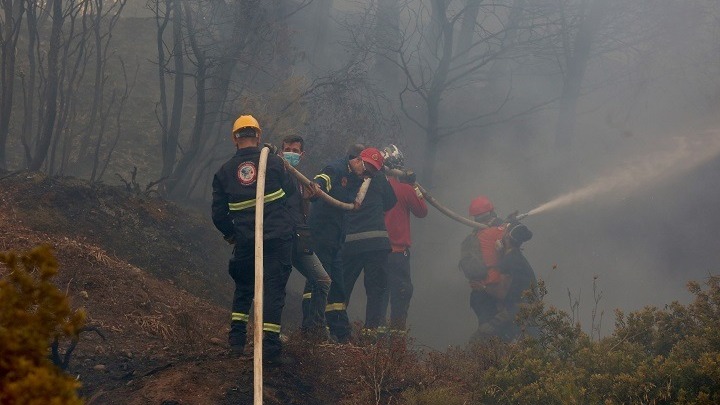 Μαίνεται η πυρκαγιά στην περιοχή της Βαρυμπόμπης
