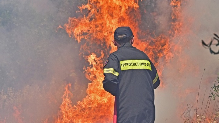 Στη δύσβατη Δεσφίνα το βασικό πύρινο μέτωπο στην Ανατ. Μάνη