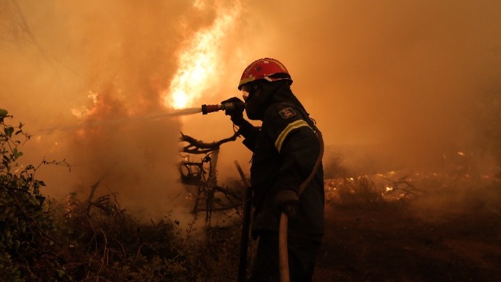 Εύβοια: Στο Πευκί η πυρκαγιά – Καίγονται και σπίτια