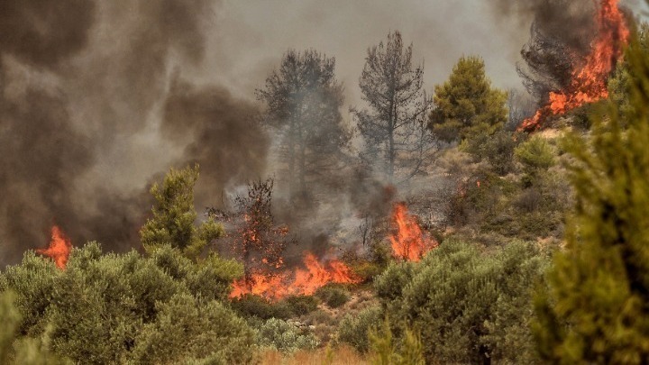 Ανεξέλεγκτες οι πυρκαγιές σε Βίλια και Κερατέα