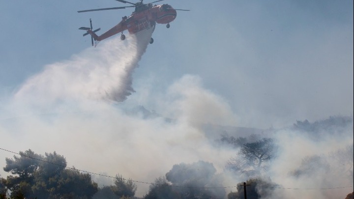 Σκληρή μάχη πυροσβεστών στα Βίλια – Καλύτερα στην Κερατέα