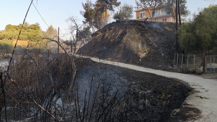 Ζάκυνθος: Στις αυλές των σπιτιών η πυρκαγιά στο Αργάσι
