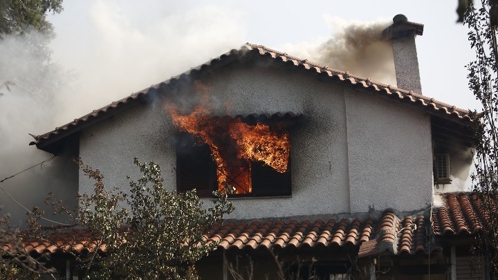 Πυρκαγιά, Βίλια: Ζημιές στον οικισμό του Προφήτη Ηλία – Σε ύφεση η φωτιά
