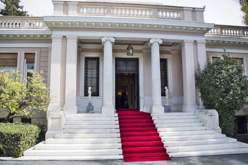 Η Κυβέρνηση επιμένει για τους ανεμβολίαστους υγειονομικούς