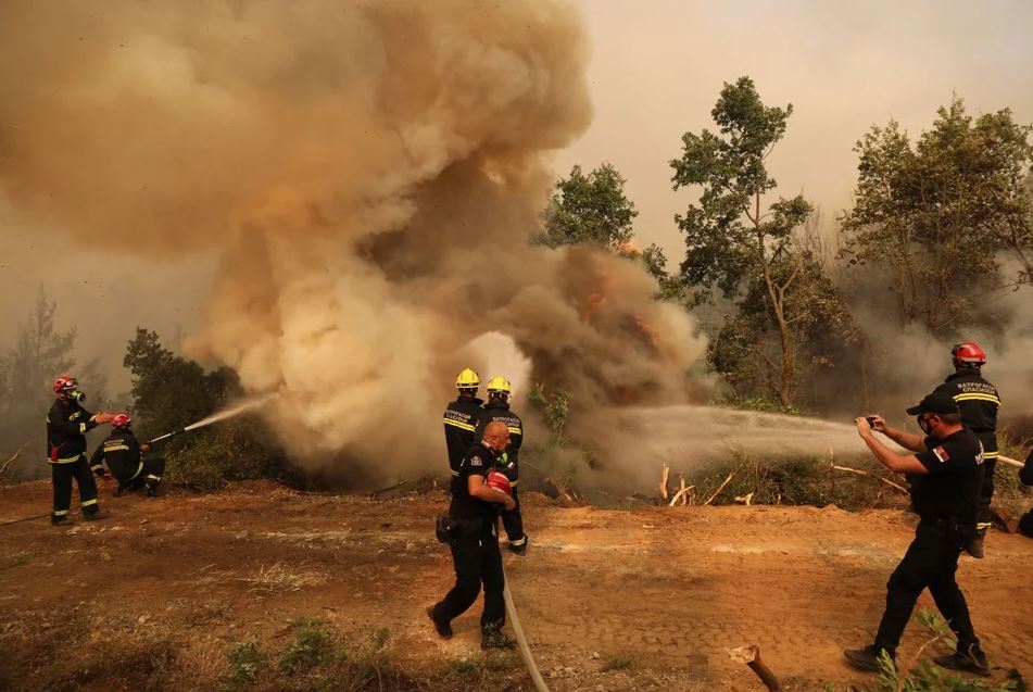 Βόρεια Εύβοια: Μάχη με τις αναζωπυρώσεις με το βλέμμα στην επόμενη ημέρα – Καίγεται η Γορτυνία