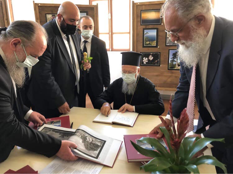 O Οικ. Πατριάρχης στην έκθεση φωτογραφίας «Τα αγριολούλουδα της Χερσονήσου του Άθω και της Ίμβρου»