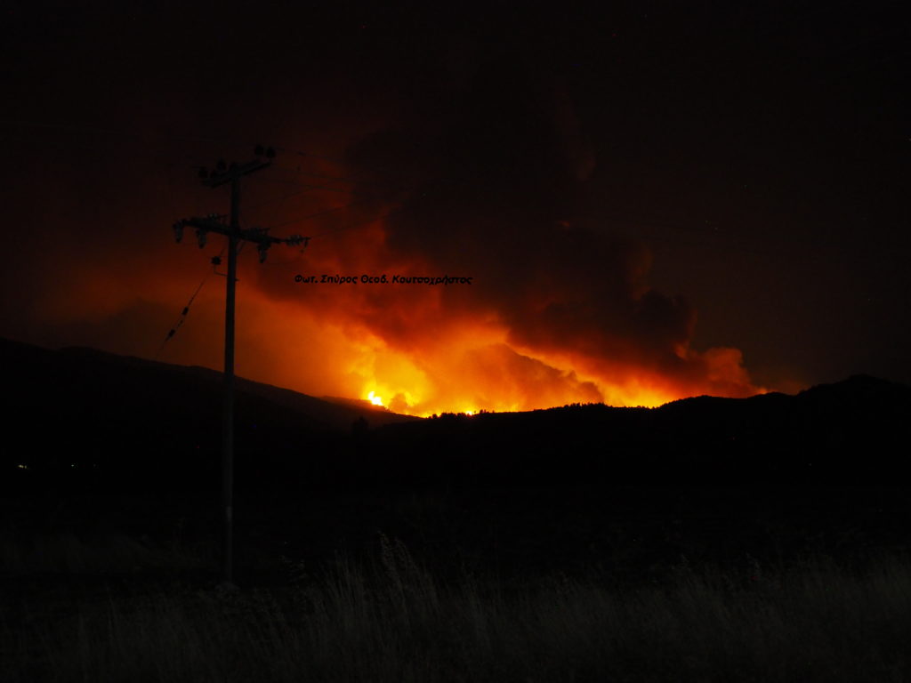 Οι κάτοικοι των Βιλίων Αττικής περιέφεραν Άγια Λείψανα την ώρα της πυρκαγιάς