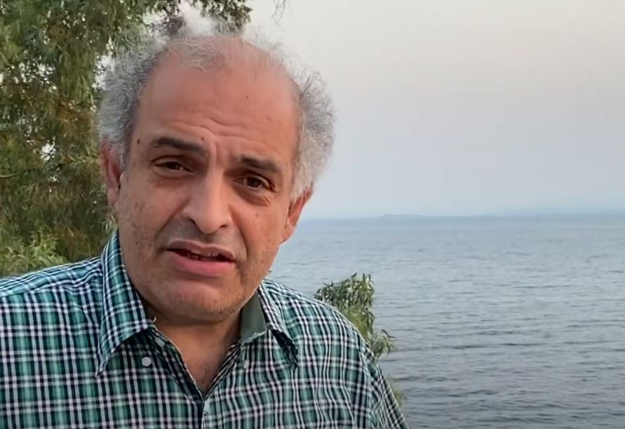 Ο θεολόγος Ηλίας Λιαμής για τις φωτιές σε 60 δευτερόλεπτα