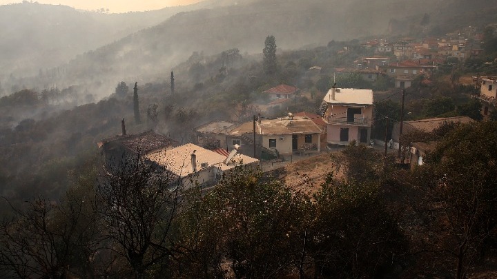 Ηλεία: Μικρές εστίες φωτιάς εξακολουθούν να καίνε