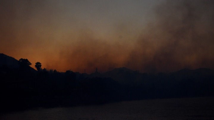 Σε Αττική, Εύβοια και Πελοπόννησο επιχειρούν οχήματα της Πολιτικής Προστασίας της Περιφέρειας Αττικής