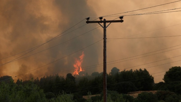 Αναζωπυρώθηκε η φωτιά στη Βαρυμπόμπη – Μήνυμα του 112 για απομάκρυνση των κατοίκων