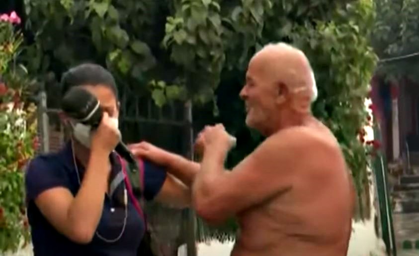 Δημοσιογράφος ξεσπά σε κλάματα με ηλικιωμένο που κινδυνεύει