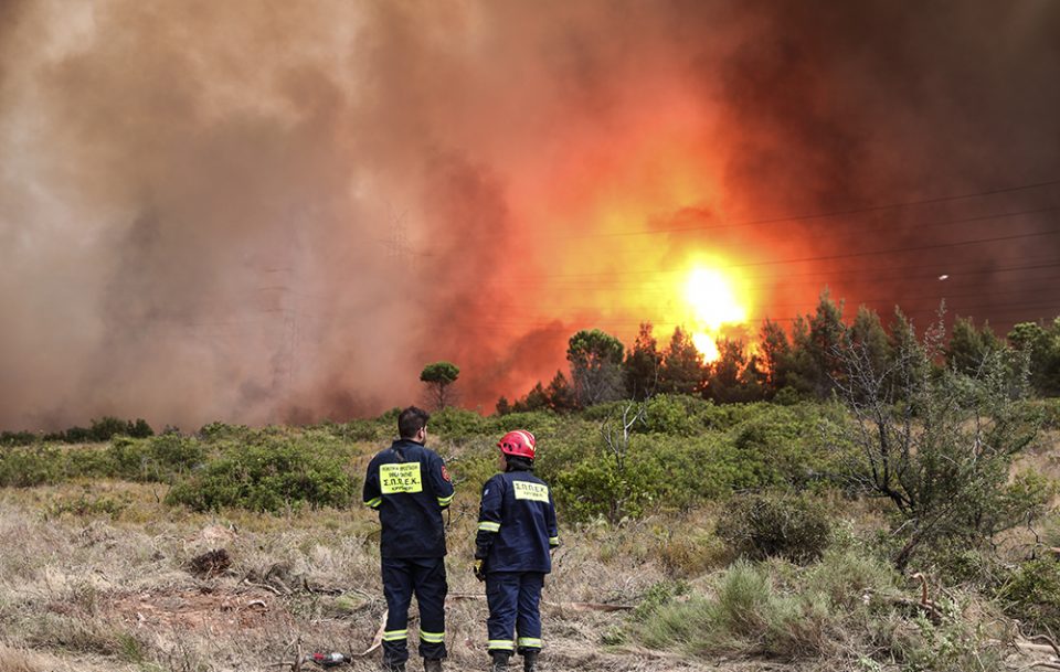 Three major wildfire fronts cause major devastation around Greece