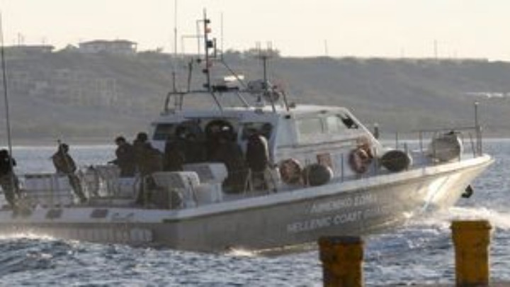 Με σκάφος του Λιμενικού απεγκλωβιζονται 10 πολίτες στο Βαθύ Γυθείου
