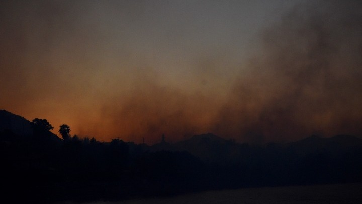 Φωτιά στη Ρόδο: Εκκενώθηκαν χωριά – Προσπάθειες αποκατάστασης της ηλεκτροδότησης