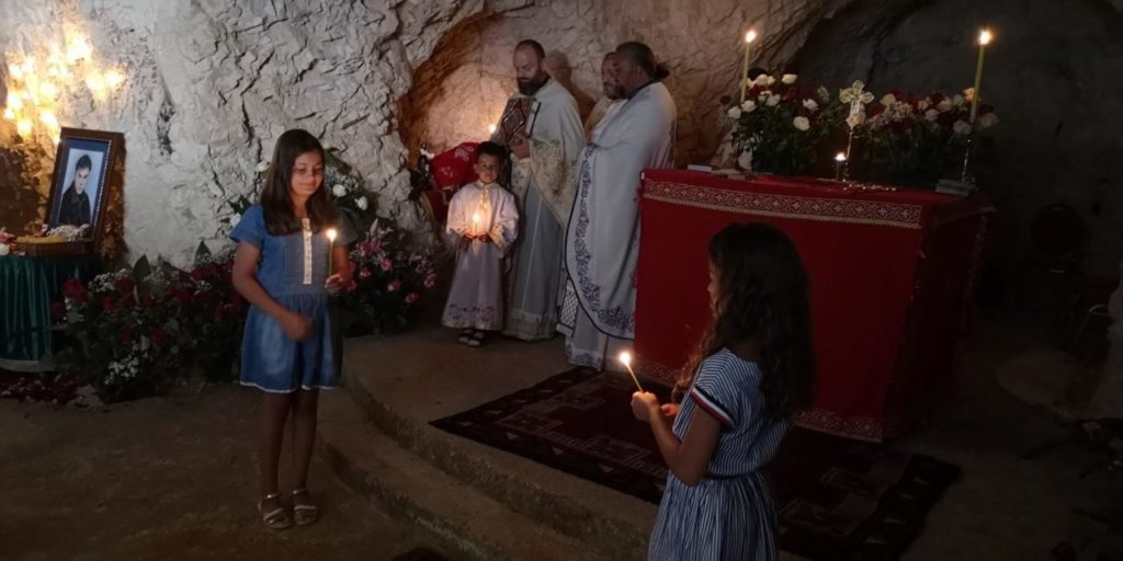 Θεία Λειτουργία σε σπηλαιώδη ναό στο Μαυροβούνιο