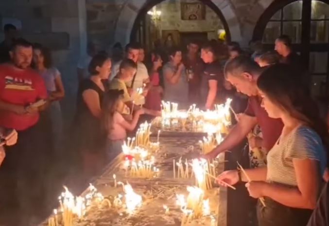 Πλήθος πιστών προσκύνησε στο τάφο του Αγίου Κοσμά