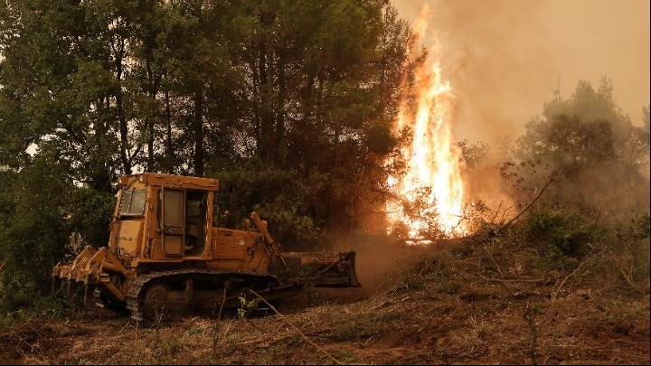Εύβοια: Οι φλόγες συνεχίζουν να κυκλώνουν τα χωριά