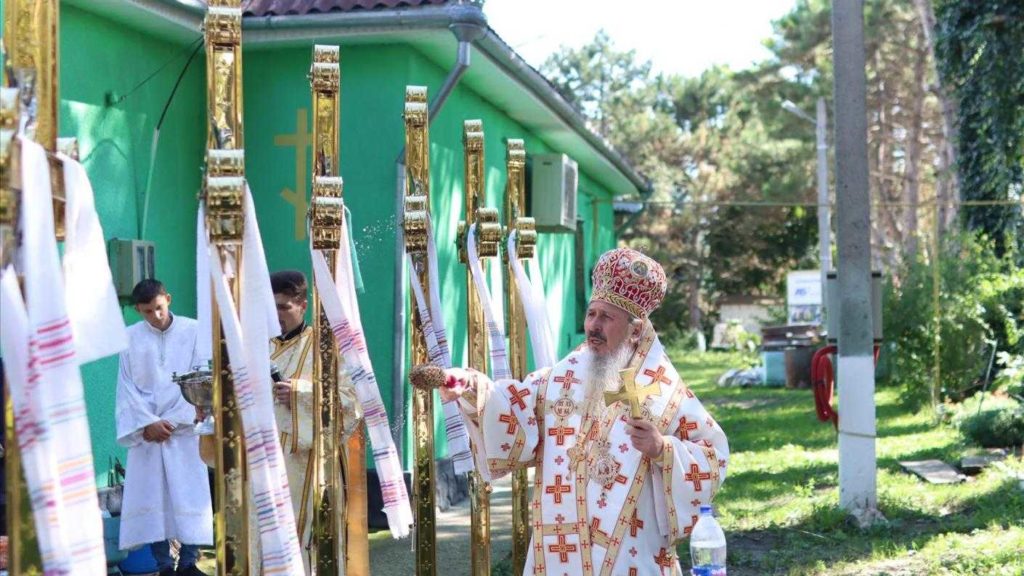Mitropolitul Petru a sfinţit crucile noii biserici din Ratuș
