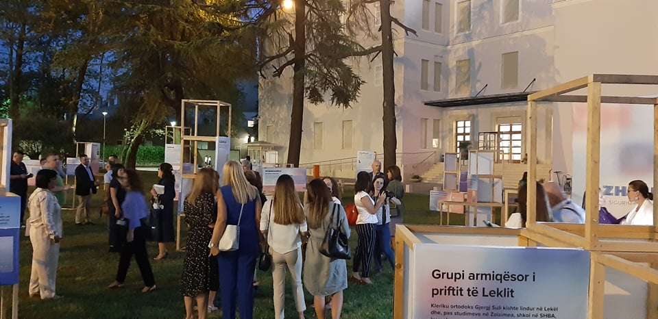 ZHDUKUR “Sigurimi me fjalët e veta”, në lulishten “Fadil Kokomani, Vangjel Lezho”