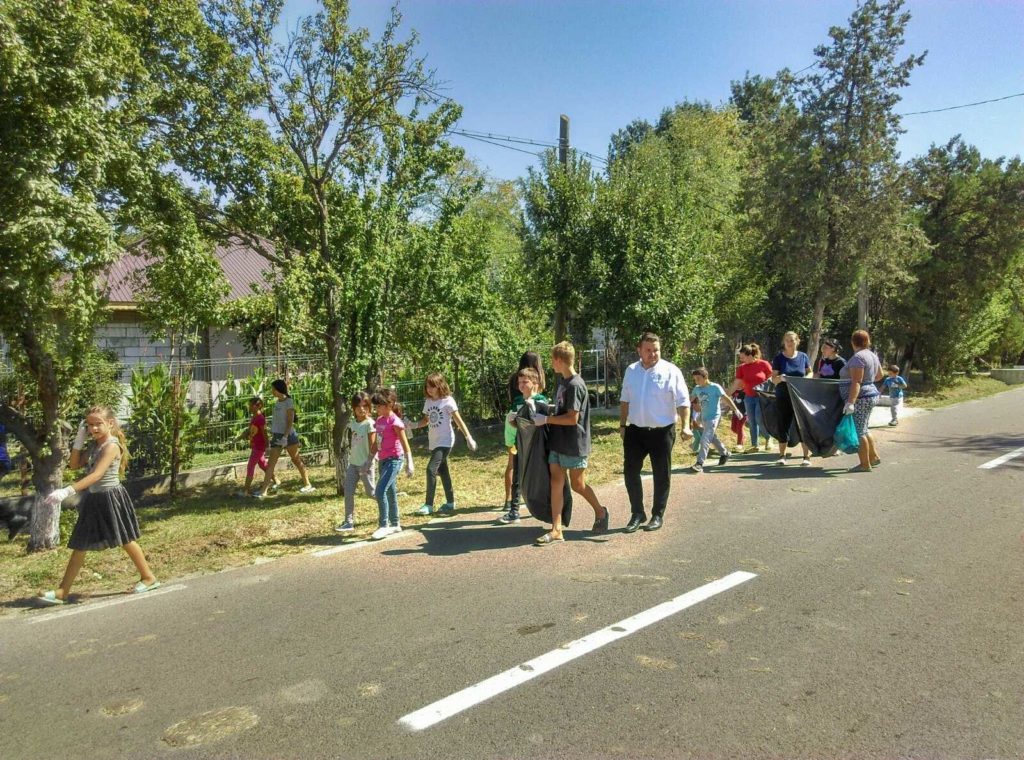 Preotul Florin Danu a organizat o acţiune de ecologizare în satul Lada