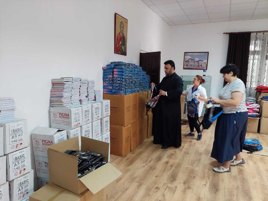 Arhiepiscopia Dunării de Jos ajută 4.000 de copii la început de an şcolar