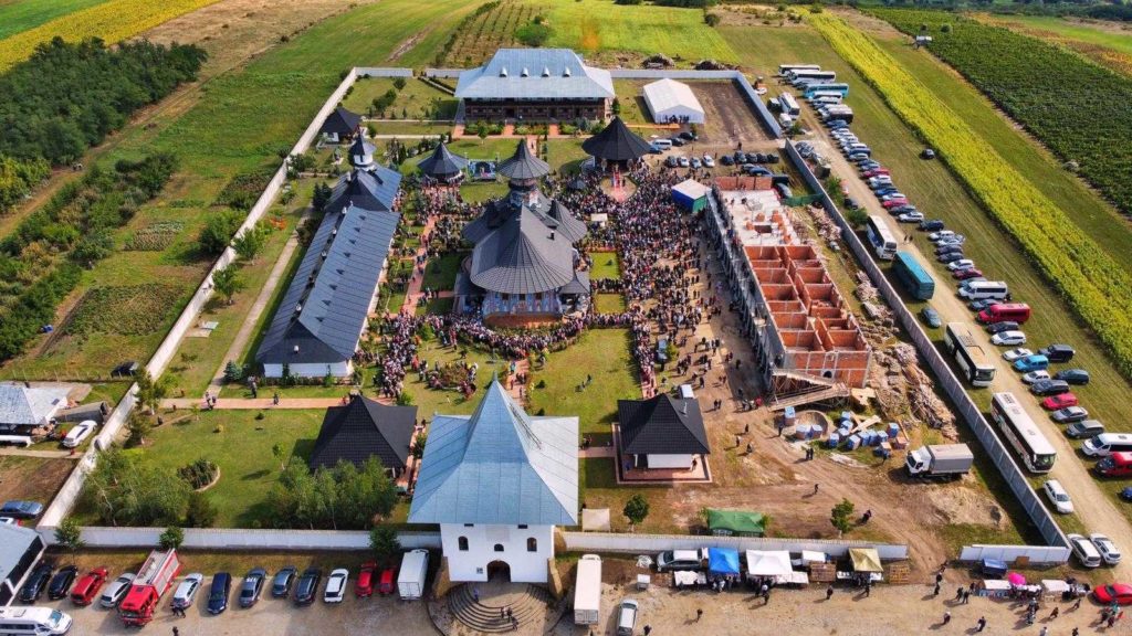 FOTO: Biserica celei mai noi mănăstiri din Vaslui a fost sfințită