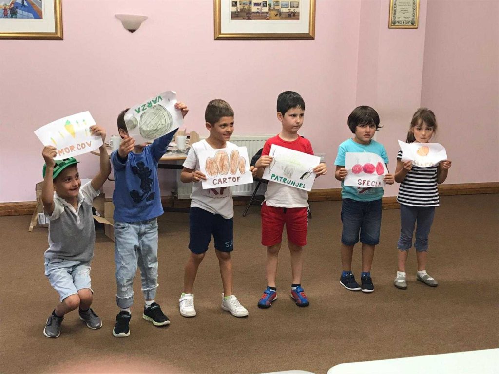 Bristol | Copiii născuţi printre străini învaţă să trăiască şi să simtă româneşte la Şcoala Bucuriei