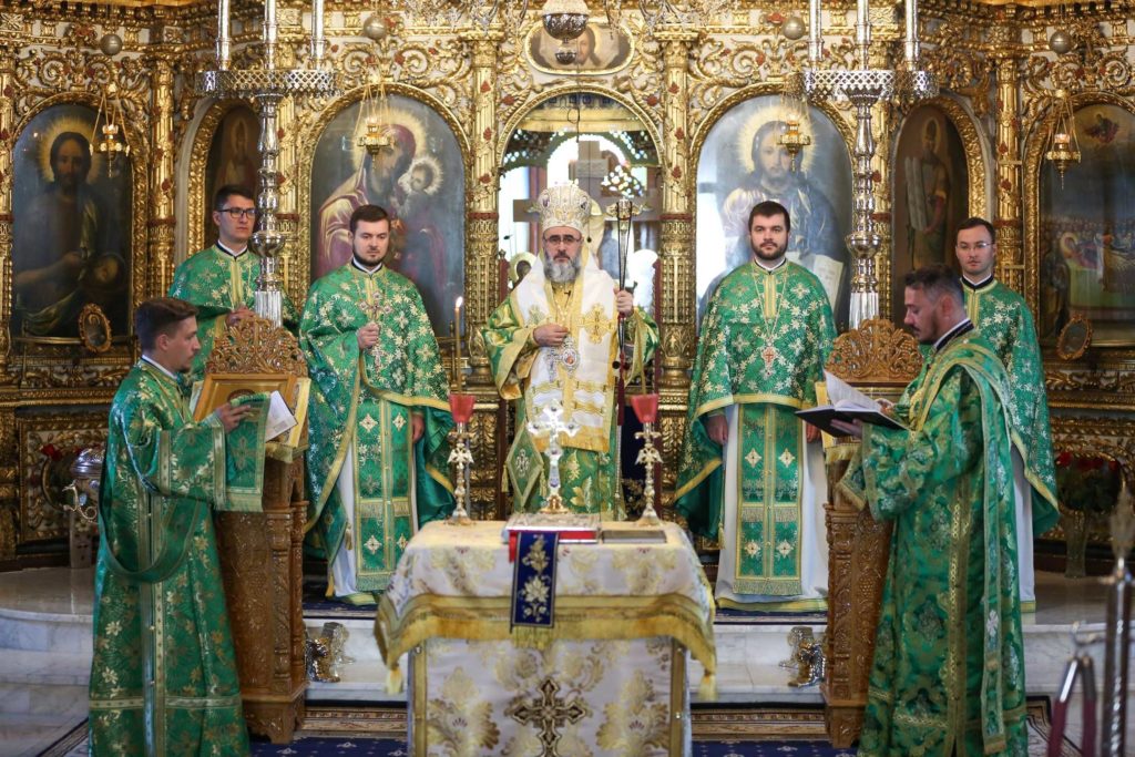 Arhiepiscopul Ciprian la începutul anului bisericesc: Biserica îi invită pe creștini la rugăciune