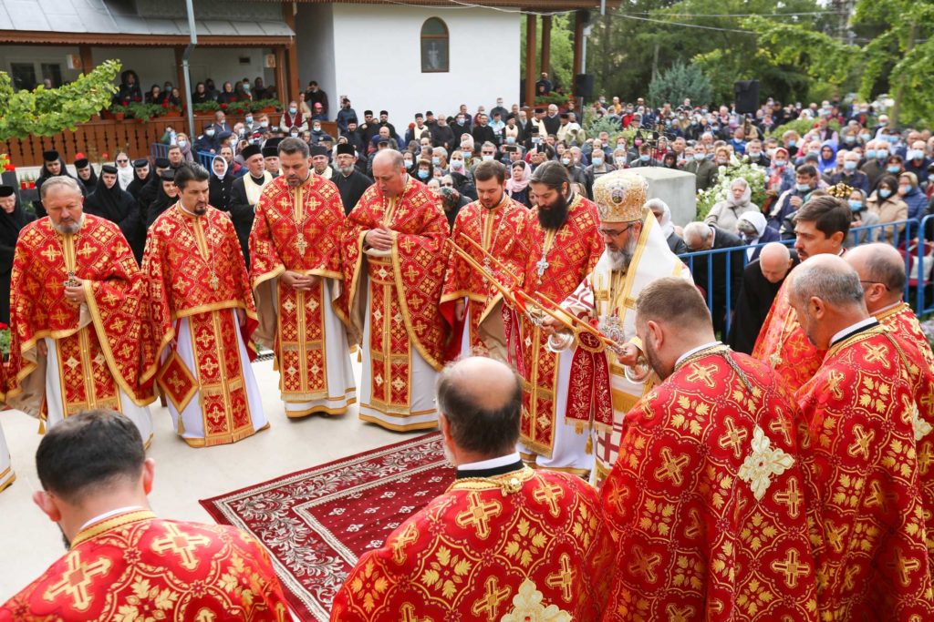 Arhiepiscopul Ciprian la hramul Mănăstirii Brazi: Sf. Teodosie s-a dăruit totalmente Arhiereului Hristos