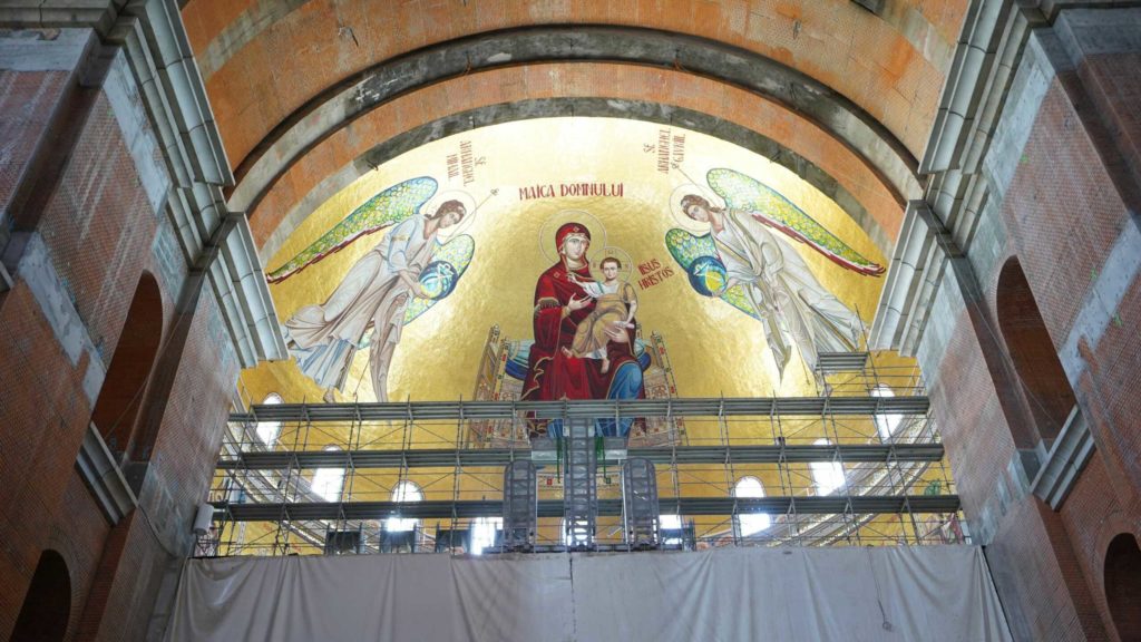FOTO: Imagini noi cu pictura din altarul Catedralei Naţionale, eliberată de schele