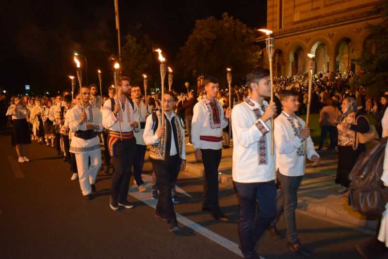 Rugăciuni şi lumânări aprinse pe străzile Timişoarei, la procesiunea cu moaștele ocrotitorului Banatului