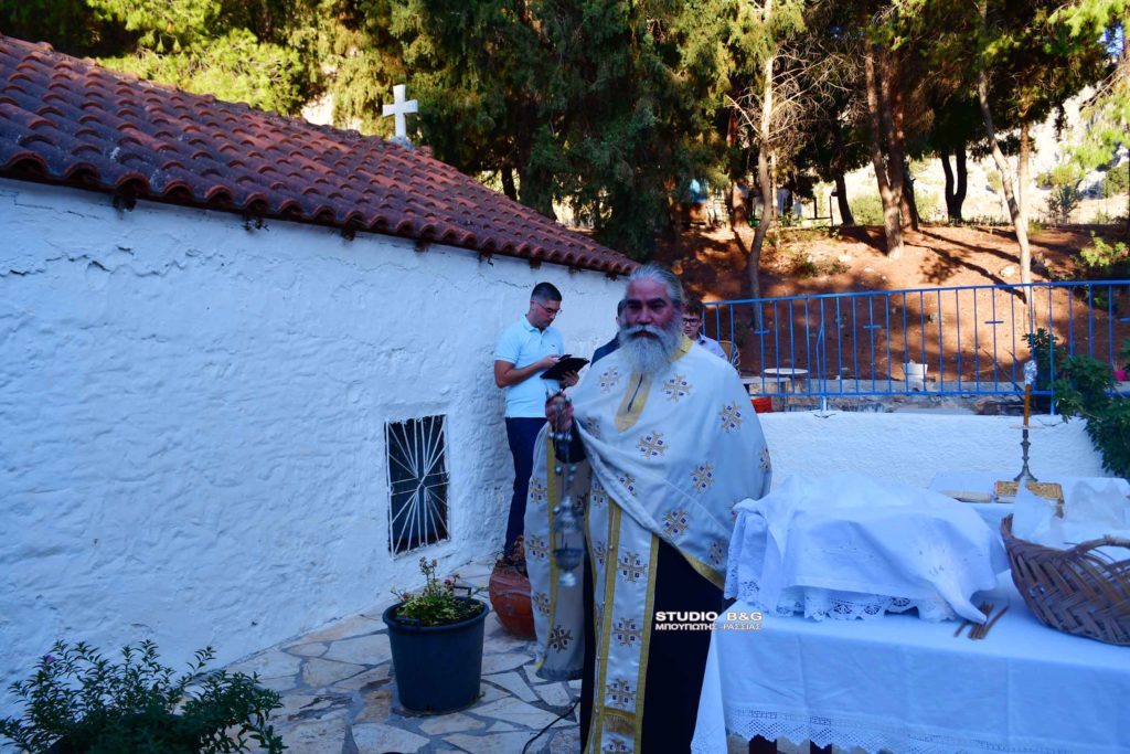 Εσπερινός για την εορτή του Αγίου Ιωάννου Θεολόγου στην Καραθώνα Ναυπλίου